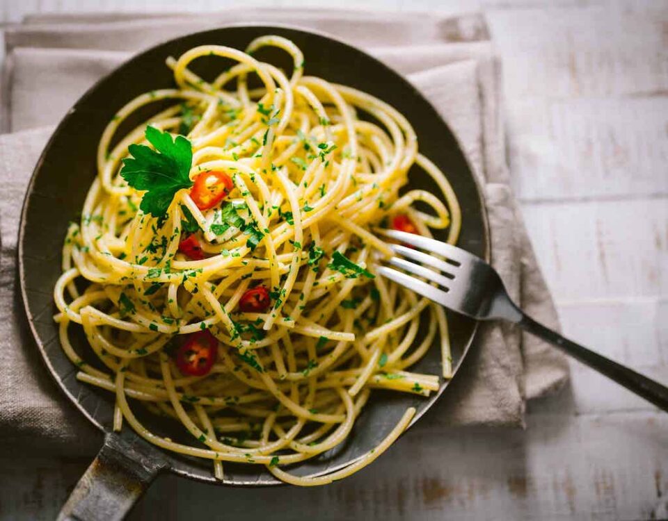 Spaghetti aglio olio e peperoncino, con Olio extravergine Classico Toscano e Olio extravergine al Peperoncino